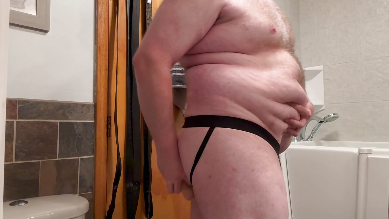 ビッグベリーチャブがジョックストラップを履いたディルドで遊ぶ