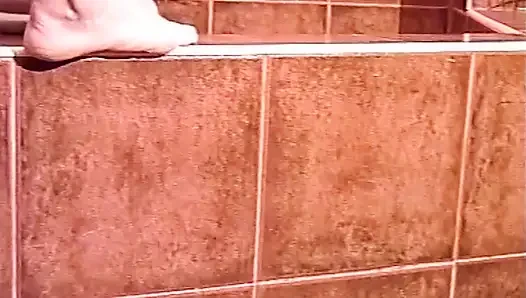 Azgın orta yaşlı seksi kadın gözleri bağlı buharlı küvette emiyor ve sikişiyor
