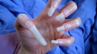 Длинный большой палец ногтя