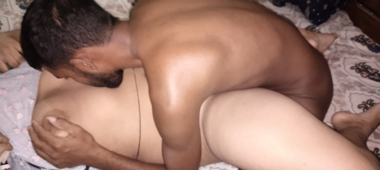我射在她緊窄的小穴裡