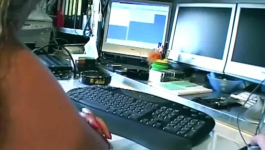 Die lockige brünette reitet hart auf bürostuhl