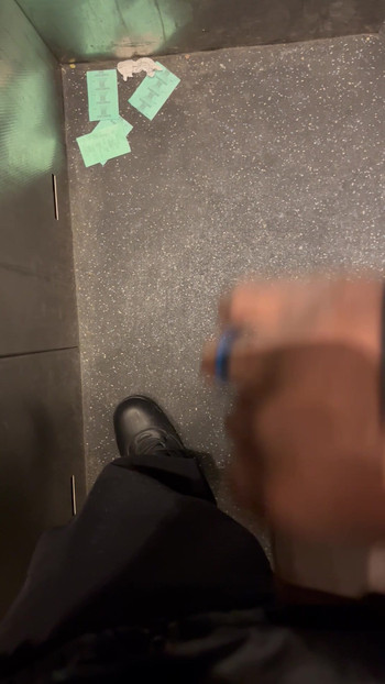 Немного развлечения в публичном лифте