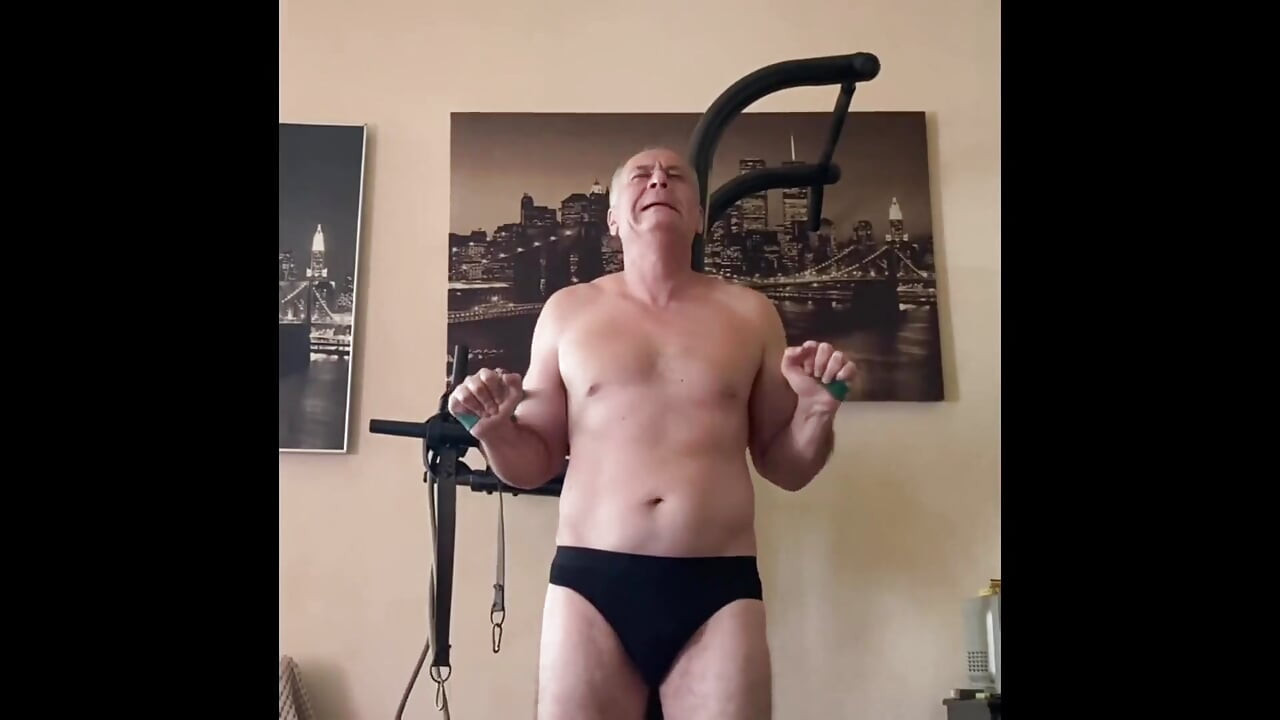Muškarac solo i vježba u teretani