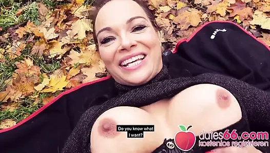 Горячая и рискованная на публике: брюнетку-милфу-шлюшку жестко отшпилили