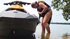 Madre de moto acuática teniendo sexo en el río - casi atrapada