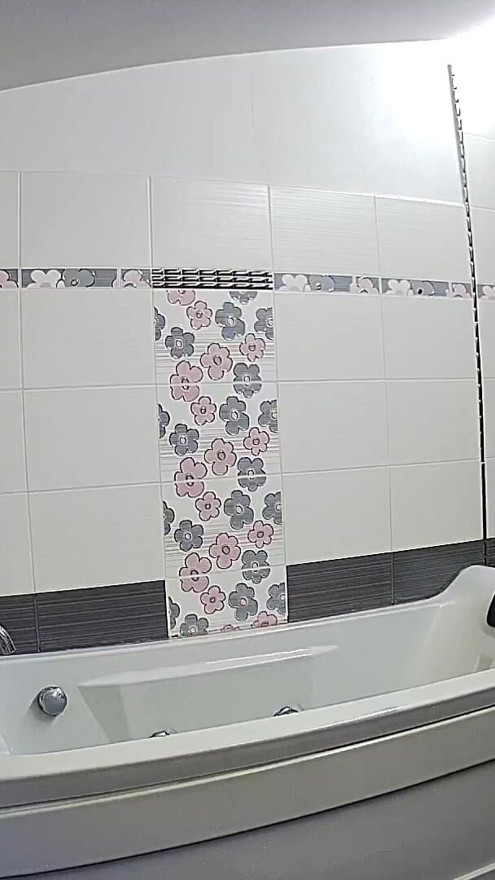 Stella forbereder seg på å ta et bad på badet - ekte amatør voyeurscene | Klipp 1