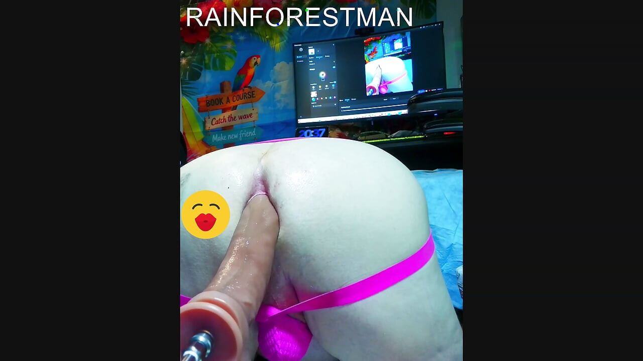 雨林男在性爱机器上的火热性感动作