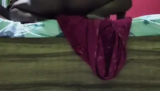 Hintli orta yaşlı seksi teyze büyük Hintli yarakla sert sikişiyor