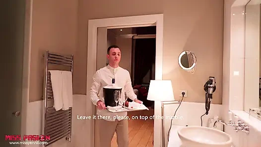 Aldatan Eş, Otel Garsonuyla Kocasını Aldatıyor