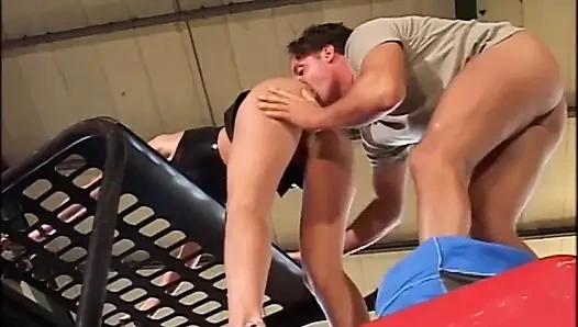 Sarışın model onu poposundan alıyor