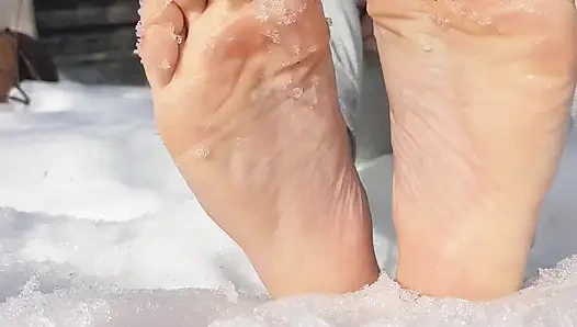 Karda çıplak ayakla yürüyorum, kar ayak parmaklarımın altında çıtırtılıyor.