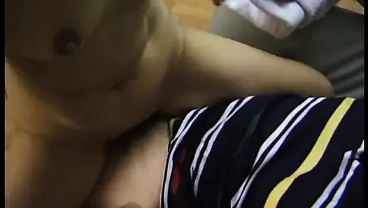 Asyalı fahişe iki yarak alıyor