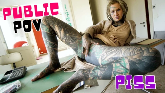 Dövmeli minxs açık havada götünü mahvediyor orgazm