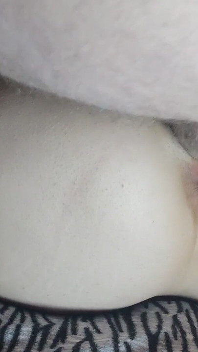 Me gusta acariciar mi coño lleno de semen por dentro | Clip 1