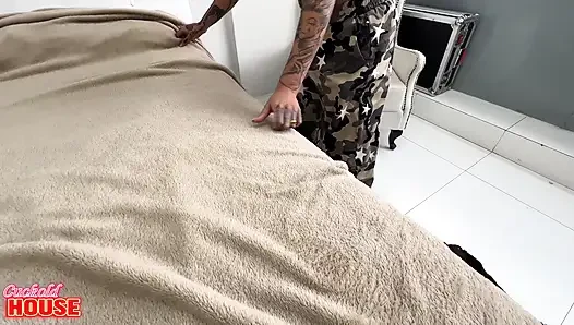 Dieser Typ Mit Dem Großen Schwanz Hat Die Behaarte Brünette Gefickt Und Ihr Den Mund Mit Sperma Gefüllt