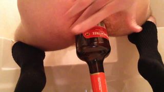 Extrema inserção anal na garrafa