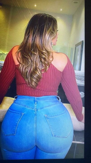 Grande rabo de Hannah em homenagem a gozada de jeans