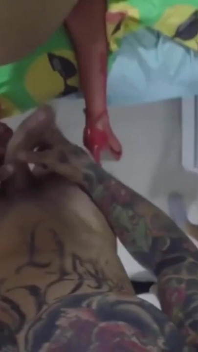 Trans dotada sentando em pauzao | Clipe 2