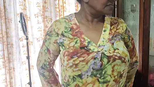 Ibu tiri yang hot pemalu di depan camara kamu suka sama dia