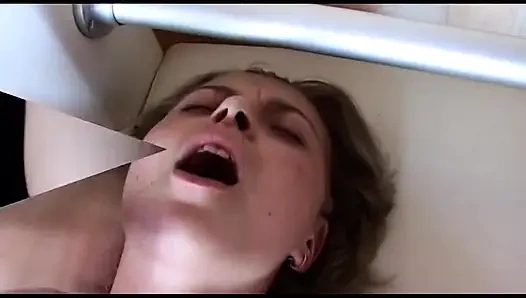 Набухшую киску трахают пальцами влажную - глубоко ласкает текущую пизду возбужденной немецкой крошки