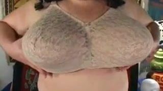 Bella donna in reggiseno di pizzo viene oliata e si masturba