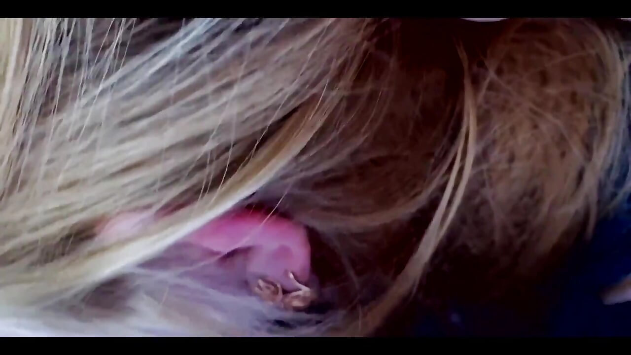 Typ fickt zierliches mädchen im auto