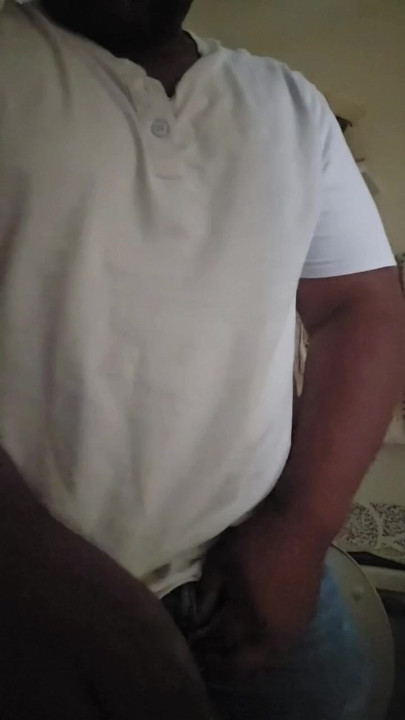 需要开始在我的视频中舔舐，所以我不必把坚硬的鸡巴塞进裤子