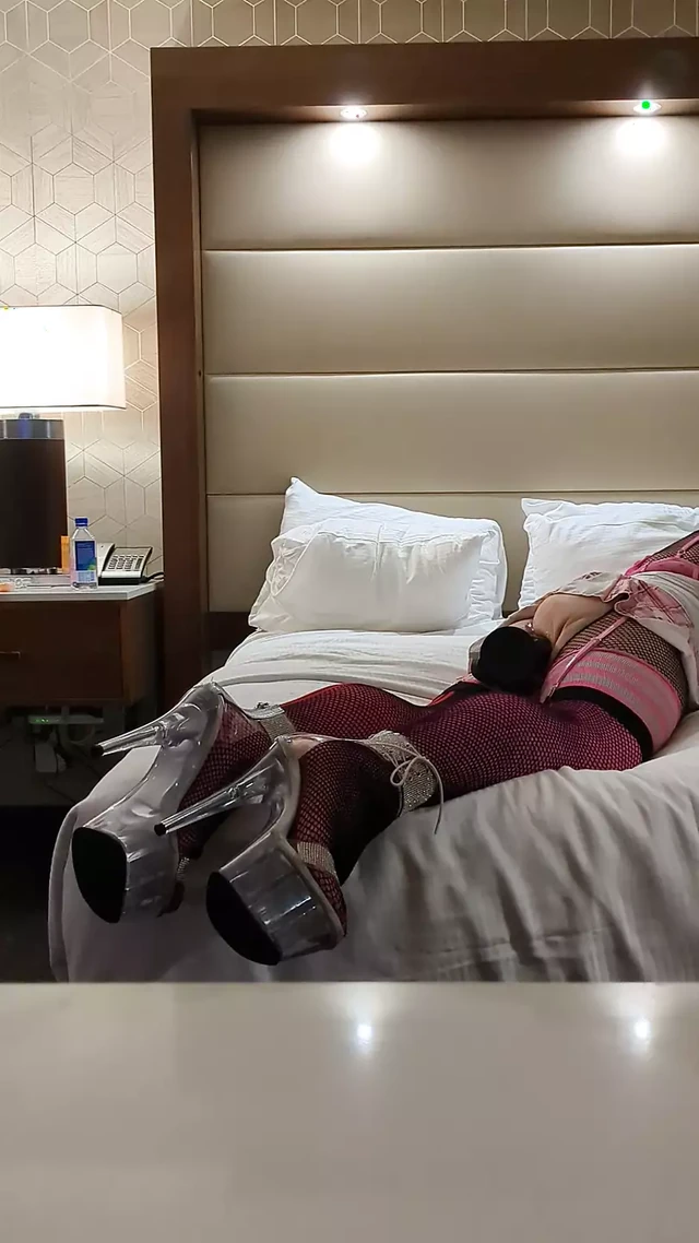 Sissy crossdresser husband gangbang in motel room