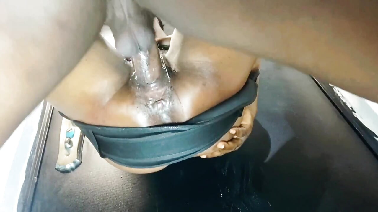 Salıncakta seks ve ciddi sikiş için onu aşağı sabitliyor