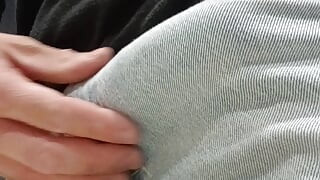 Beli dečak masturbira kurac svršava