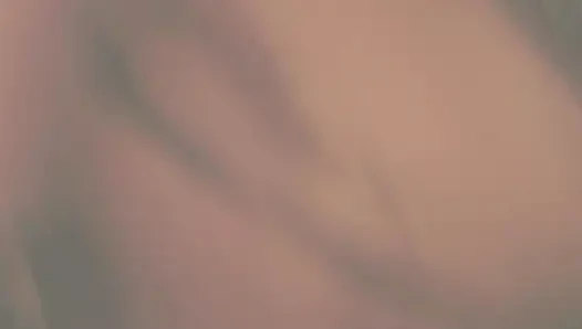 Siyah yatakta dildo, göt tıkacı, kaltak yaka, deri amcıklar, sikişiyor ve döl yutuyor.