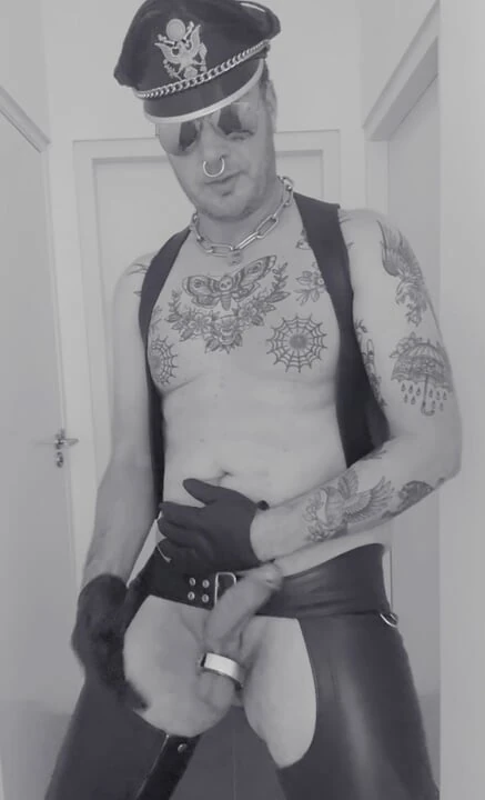 Çok sıkı deri kanallı Leatherstudx, dövmeli, pirsingli ve büyük bir yarak!