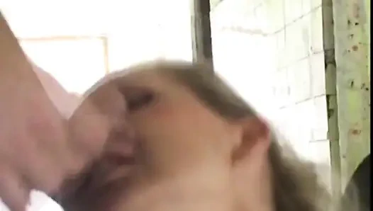 İri göğüslü orta yaşlı seksi hemşire orada yarakla dildoyla mastürbasyon yapıyor ve götünü sikiyor