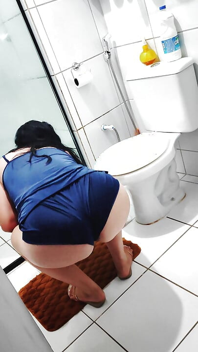 Schwägerin dachte, sie war allein, aber wurde beim badezimmerputzen erwischt, nachdem sie aufwachte, während ihr Ehemann bei der arbeit war.
