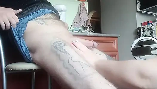 Eine fette frau wichst meinen schwanz nackt zu einem cumshot in der küche