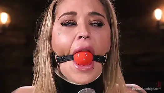 Die blonde devote bombe Kleio Valentien wird in strengen bondage bestraft und befriedigt!!