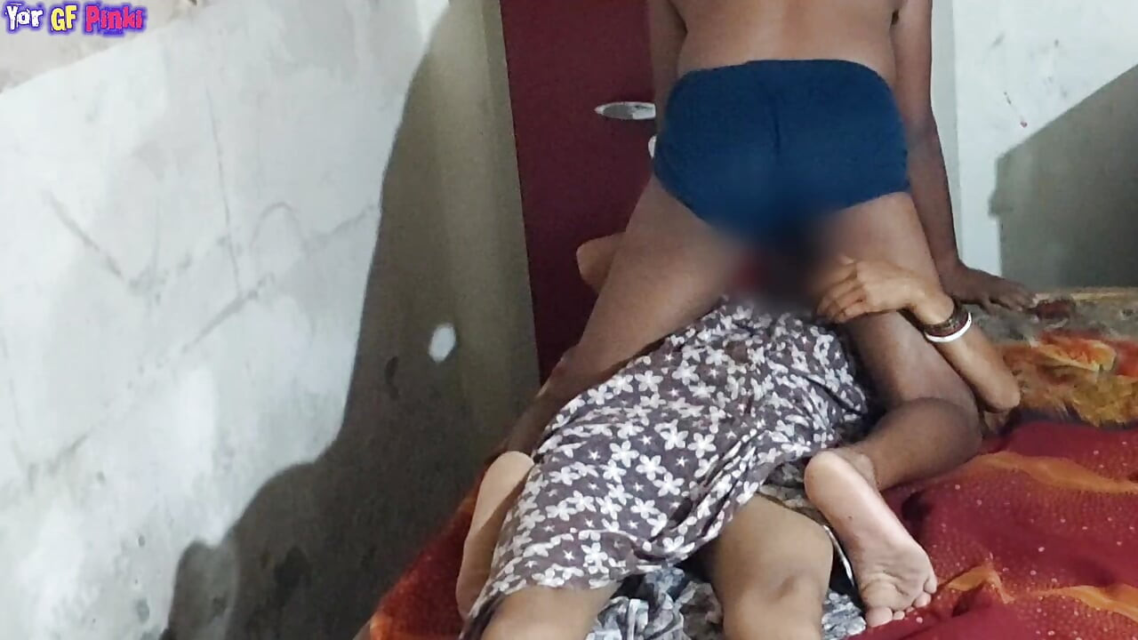 Une desi indienne de 18 ans se fait baiser la chatte étroite pour la première fois En audio hindi