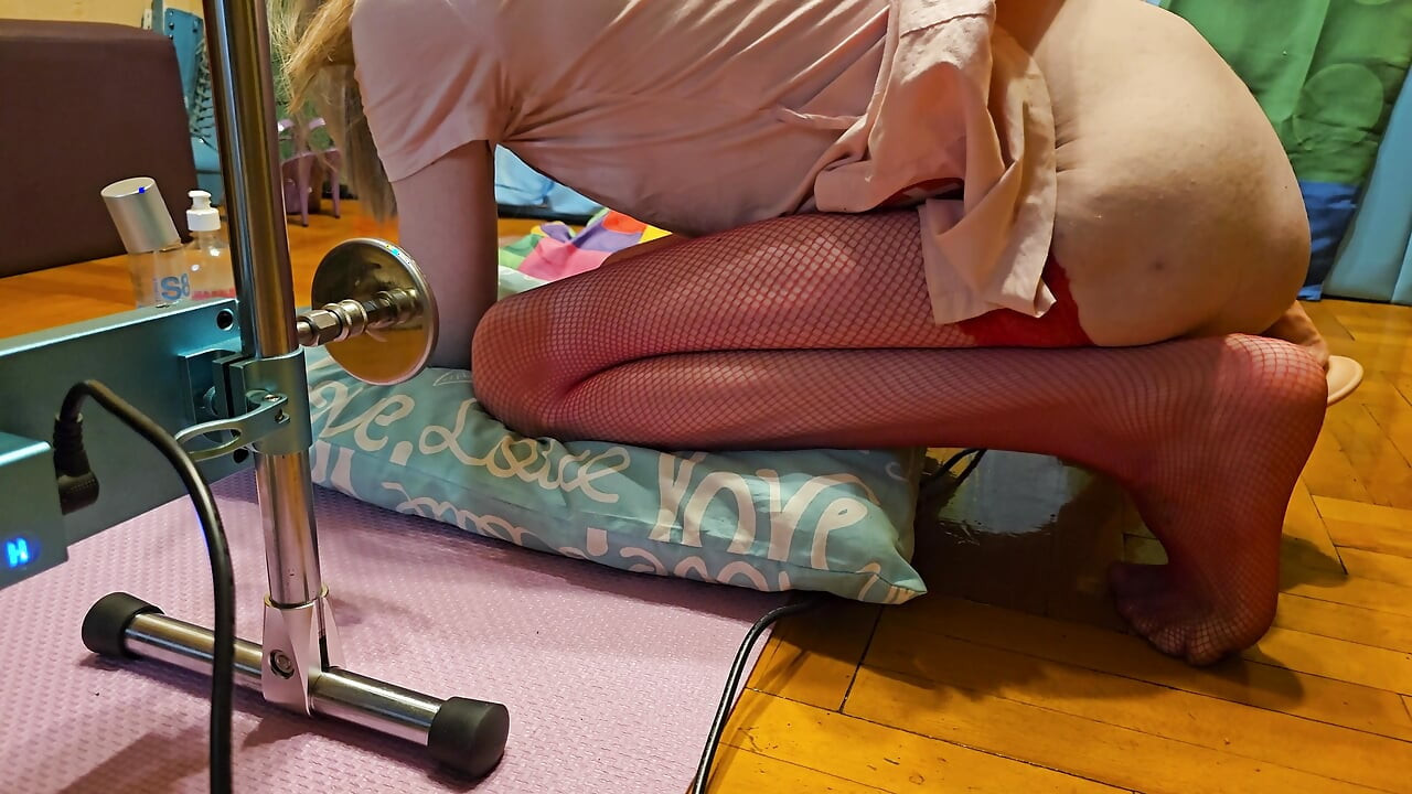 Huge dildo fuck machine rough anal session