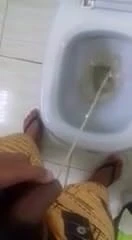 macho dando aquela mijada matinal