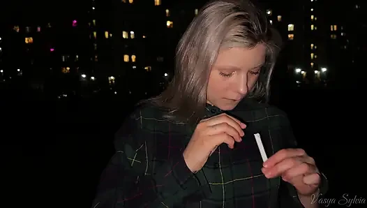Rauchende blondine mit nackten titten raucht!
