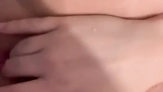 Aku lagi asik fingering memek berbuluku sambil kencing
