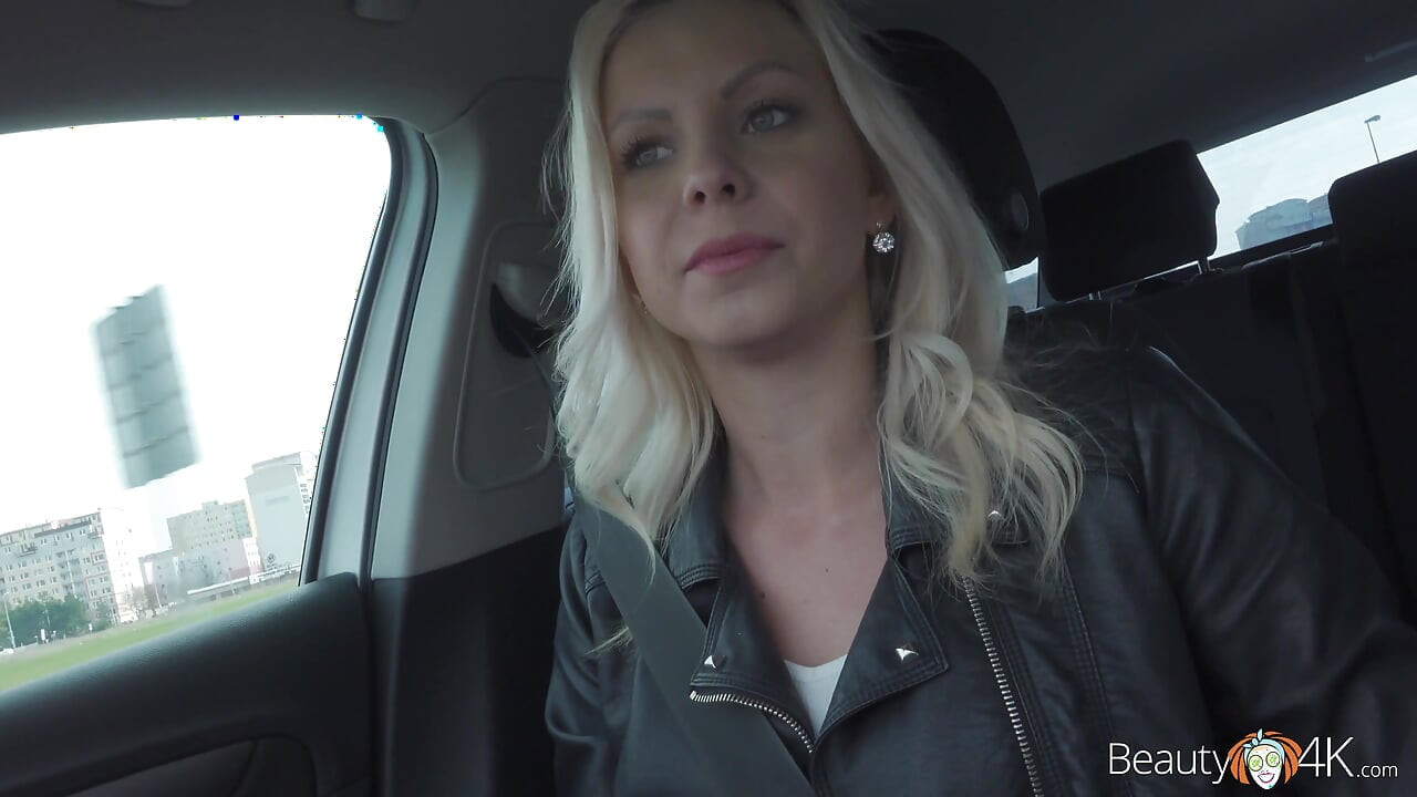 Badass blondin bär rosa