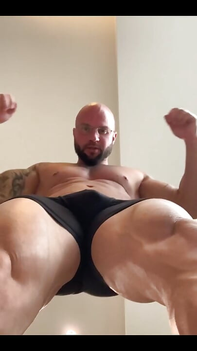 สาวตัวเล็กกลัวยักษ์