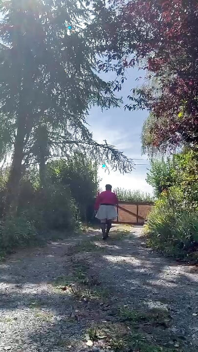 In a quick outfit with a fuchsia blouse for an evening