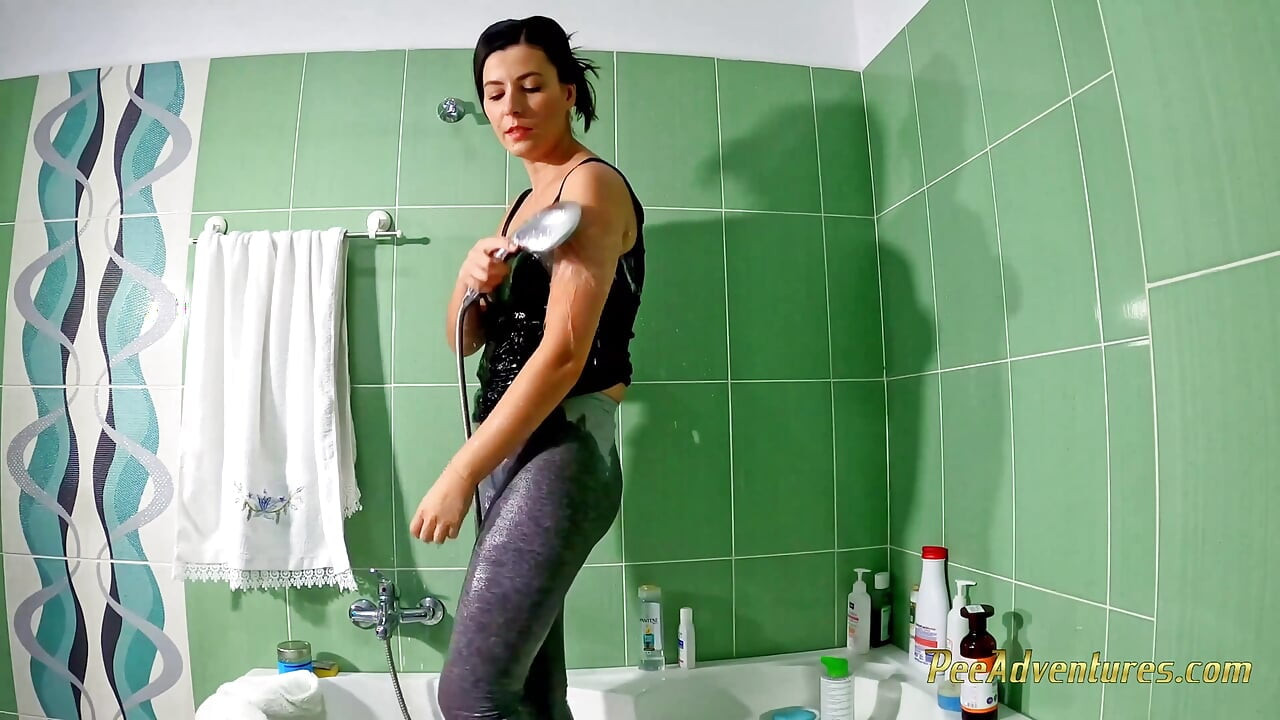 Pissing in my tights while cleaning the house - Pee accident while cleaning the house