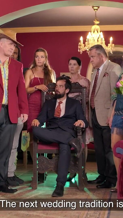 Ključni trenutak iz "BRIDE4K. Volim svoju perverznu obitelj i njezine svadbene tradicije"