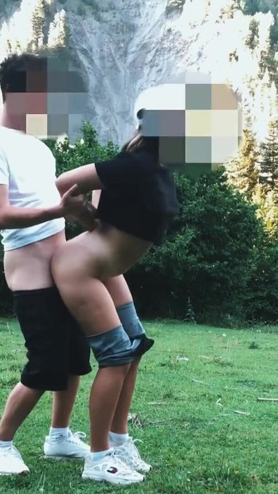 Zapanjujući trenutak iz filma "Studentica s velikom guzicom jebana u šumi stojeći u psećem stilu"