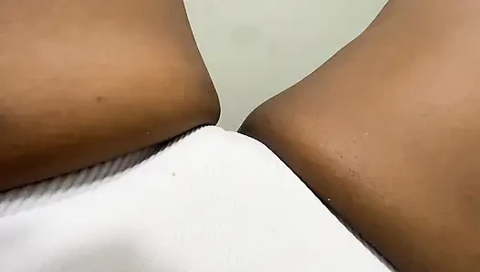 Bu azgın sürtüğün deli gibi boşalana kadar amını nasıl parçaladiğini izleyin