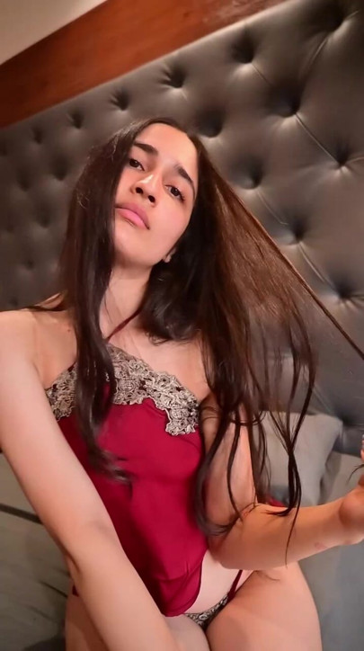 Veloura Elle dengan santai menjadi dirinya sendiri