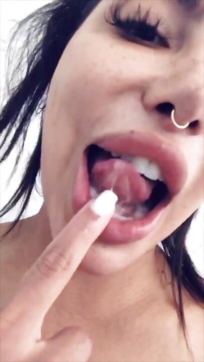 Masturbarea umedă și delicioasă în cadă face ca pizda lui Lela Star să fie cremoasă și lipicioasă